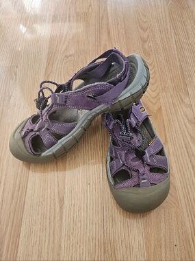 Keen Purple Outdoor Closed-Toe Sandals with Tan Soles (As-Is) Size 8.5 Or 9.